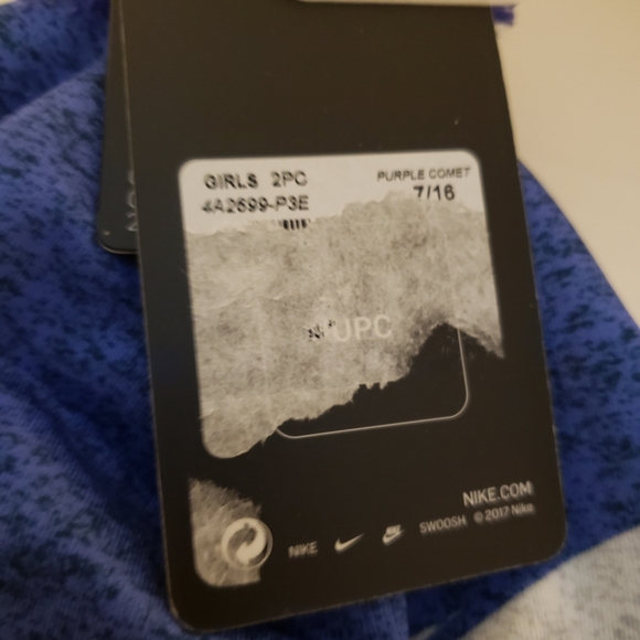 Nike Big Girls' Beanie & Gloves Set 6/17 - Picture 2 of 3